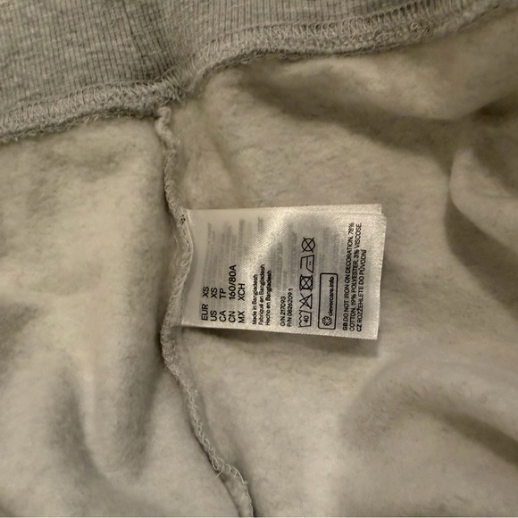 H&M Light Gray Women's Sweater with Yellow Embroidery - Picture 8 of 8